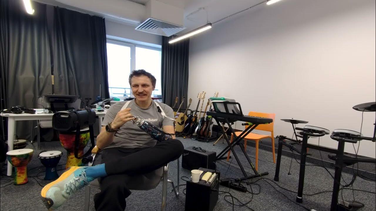 Алекс росказує про гру на гітарі з протезом та музичну терапію