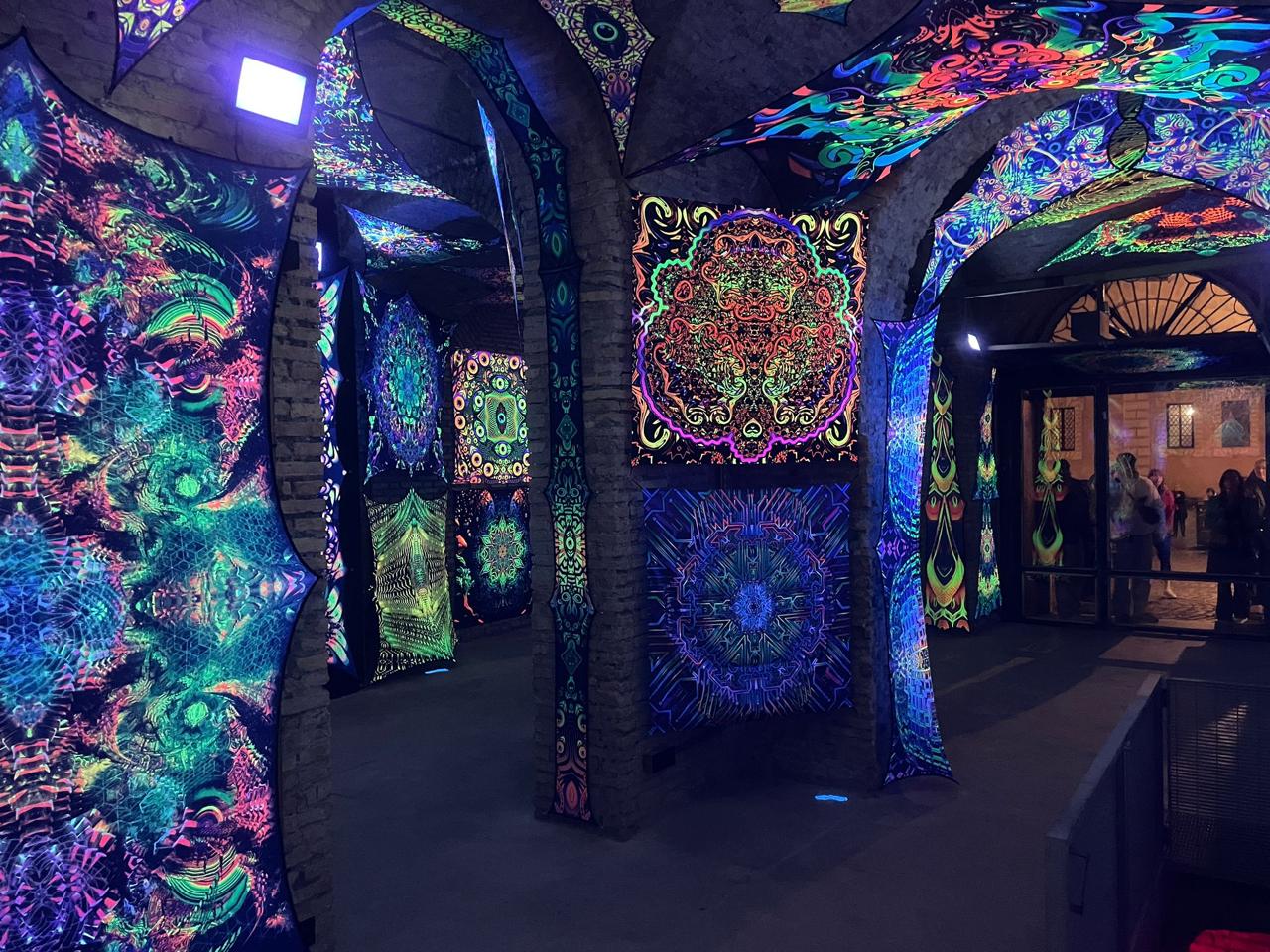 Благодійна виставка в Італії